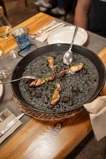 Arroz negro con ali oli y calamares