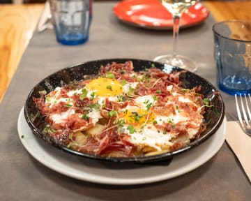 Timbal de huevos rotos con jamón