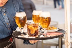 Bandeja con cañas, vermut y aceitunas