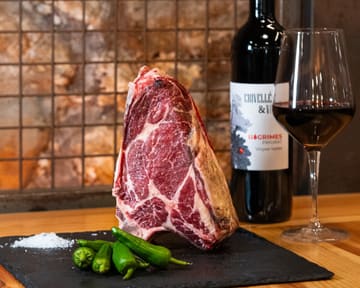 Txuletón de vaca frisona sobre pizarra